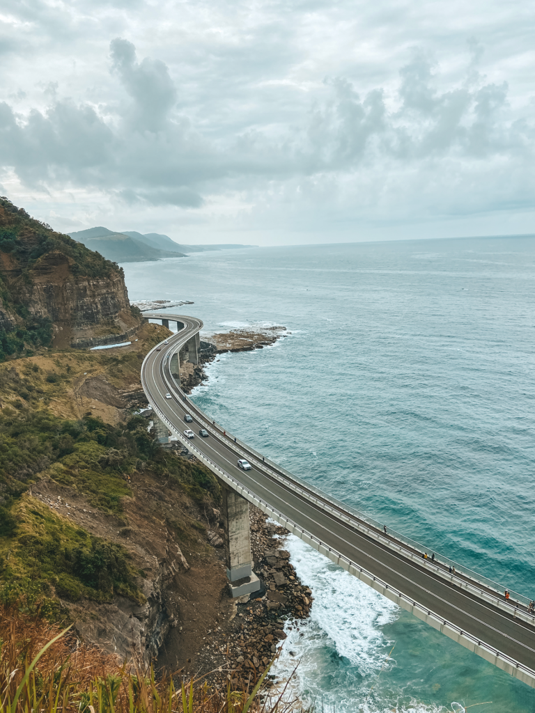 Road-trip en Australie et arrêt au Sea Cliff Bridge. Une vue panoramique du pont qui traverse la mer. 