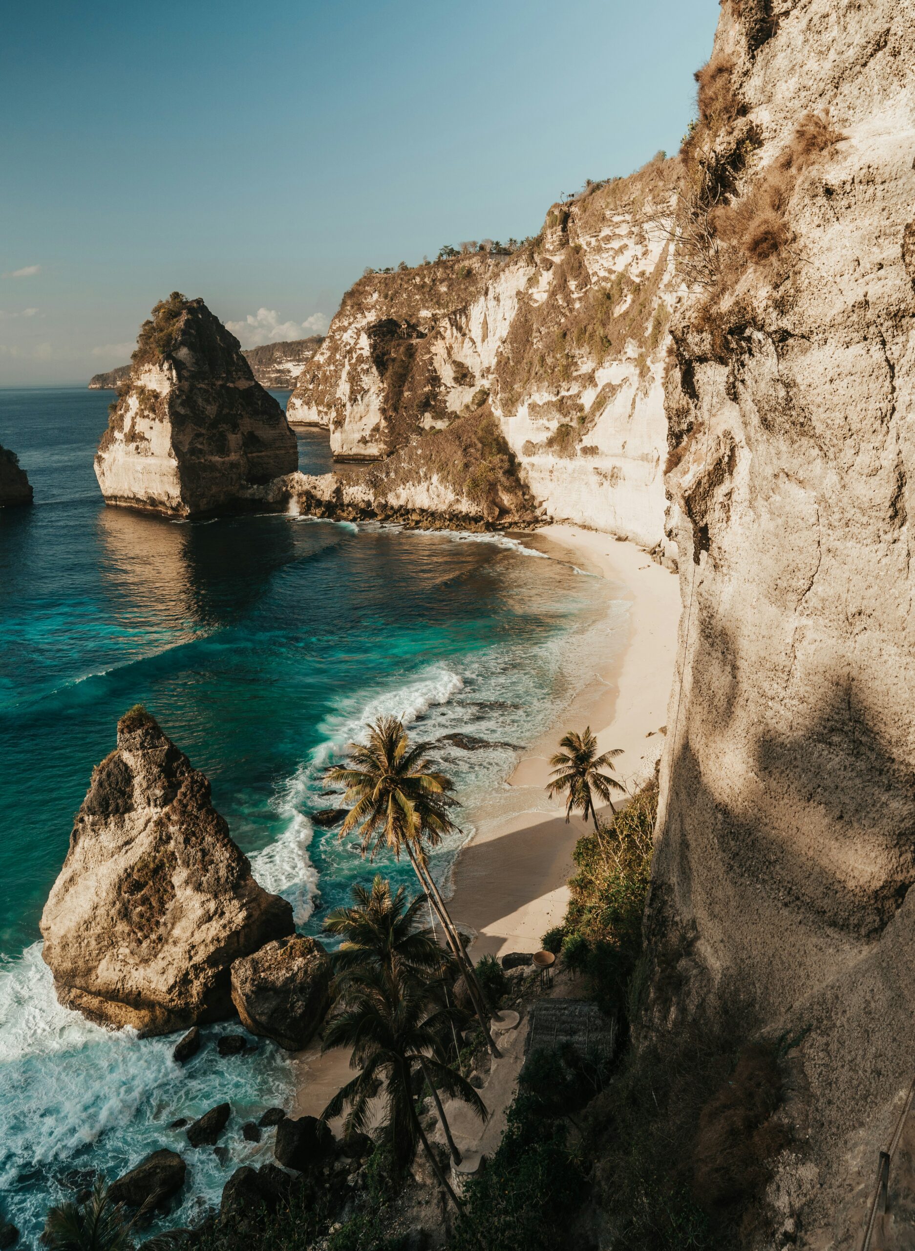 Kavanaia. Plage de Diamond Beach à Nusa Penida avec sable blanc, falaises abruptes et eaux turquoise