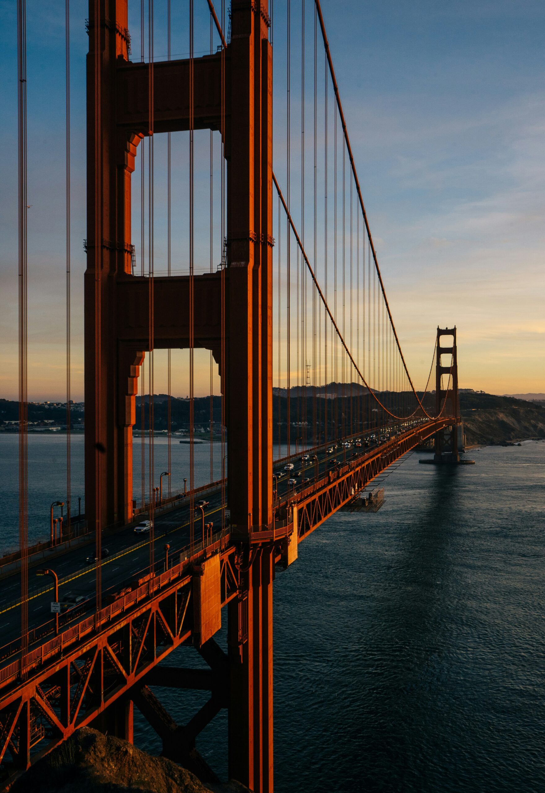 Comment ça marche ? Vue du Golden Gate Bridge à San Francisco avec ciel dégagé et eaux calmes en arrière-plan.