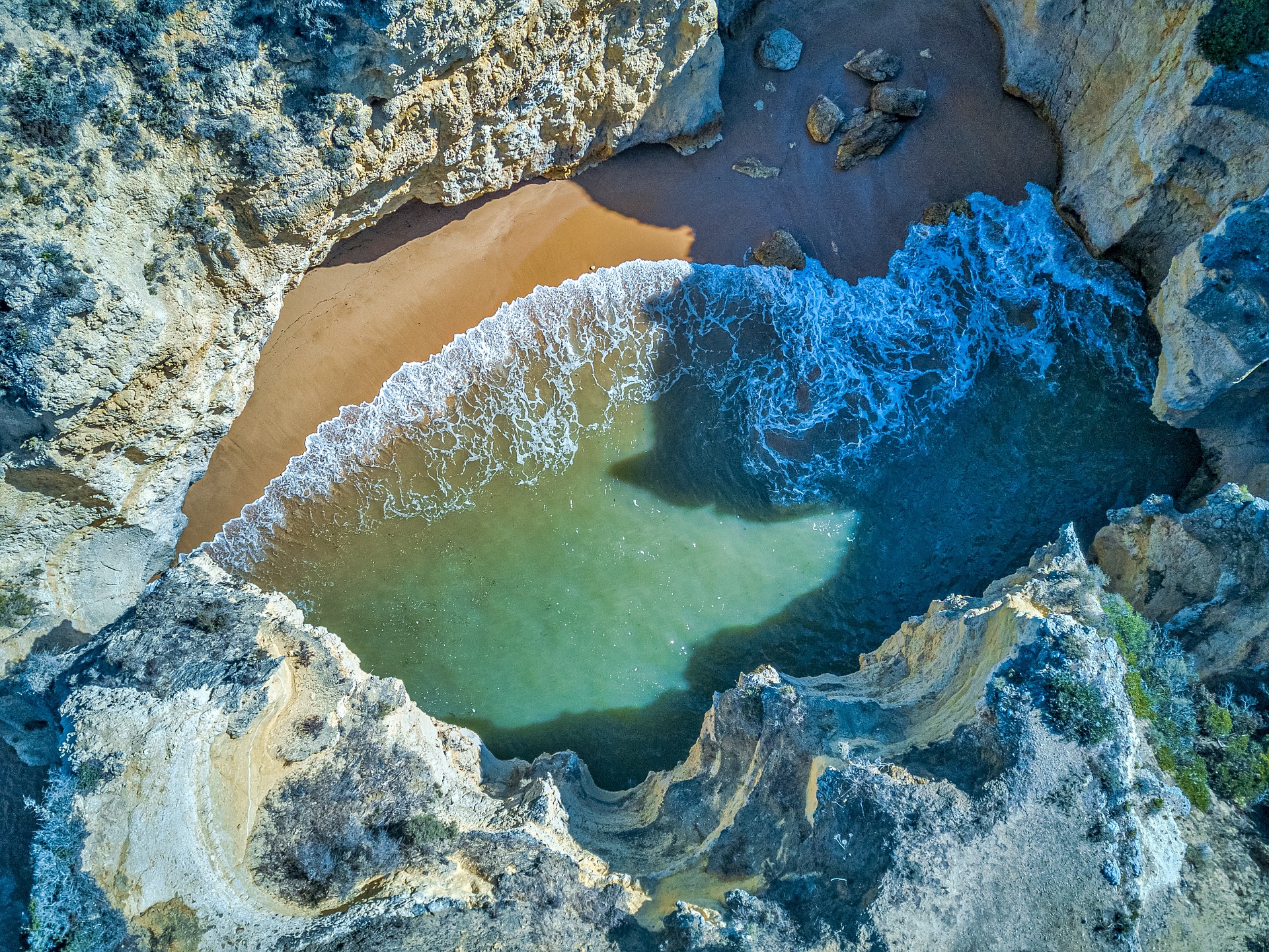 Plage isolée à Corfou, une crique secrète avec des eaux cristallines, idéale pour un moment de détente en toute tranquillité.