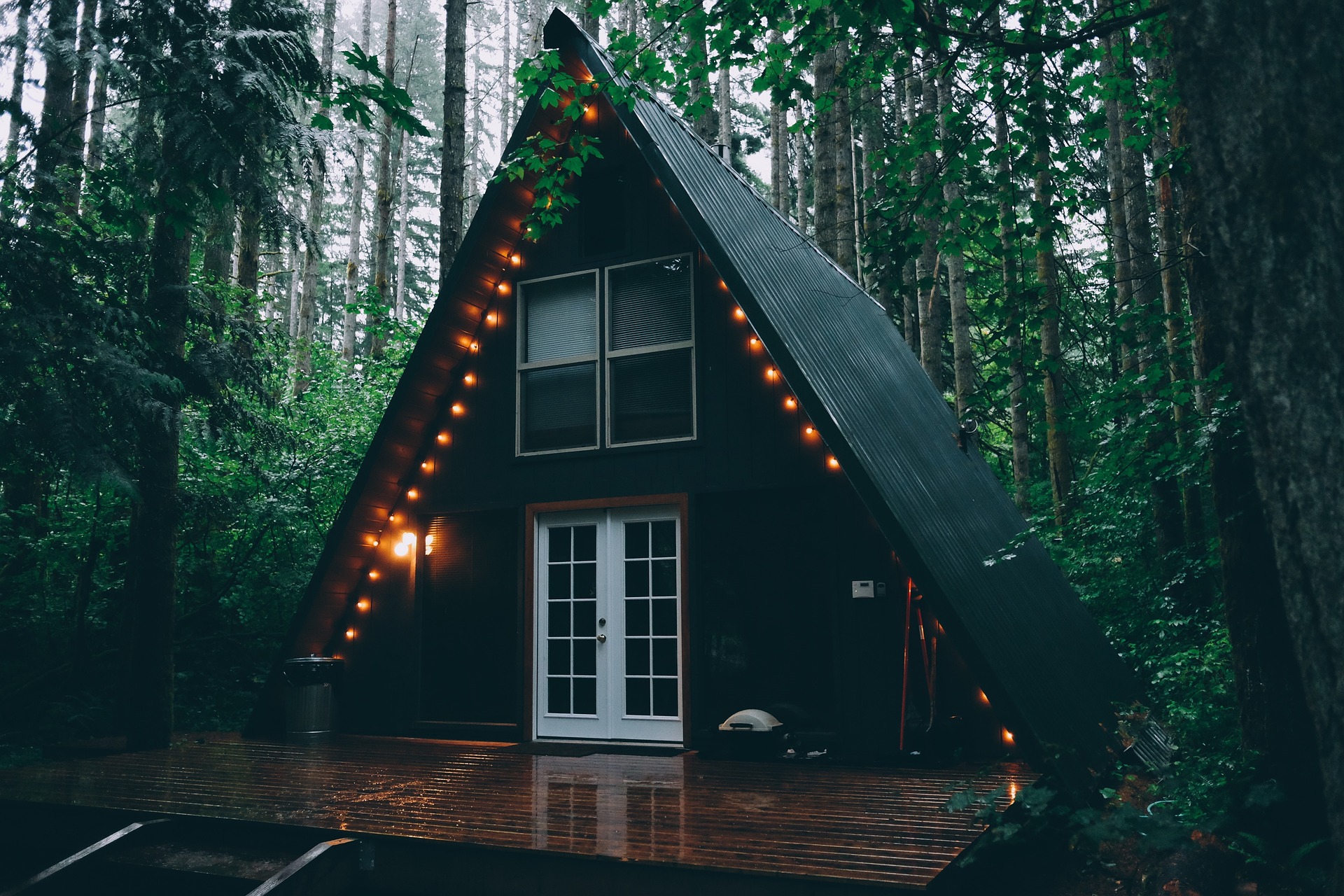 Road-trip dans un hébergement insolite. Une cabane dans la forêt. 