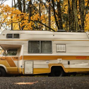 Nos packs de voyage sur mesure. Vieux camping-car au design moderne, parfait pour un road-trip stylé et une aventure unique.