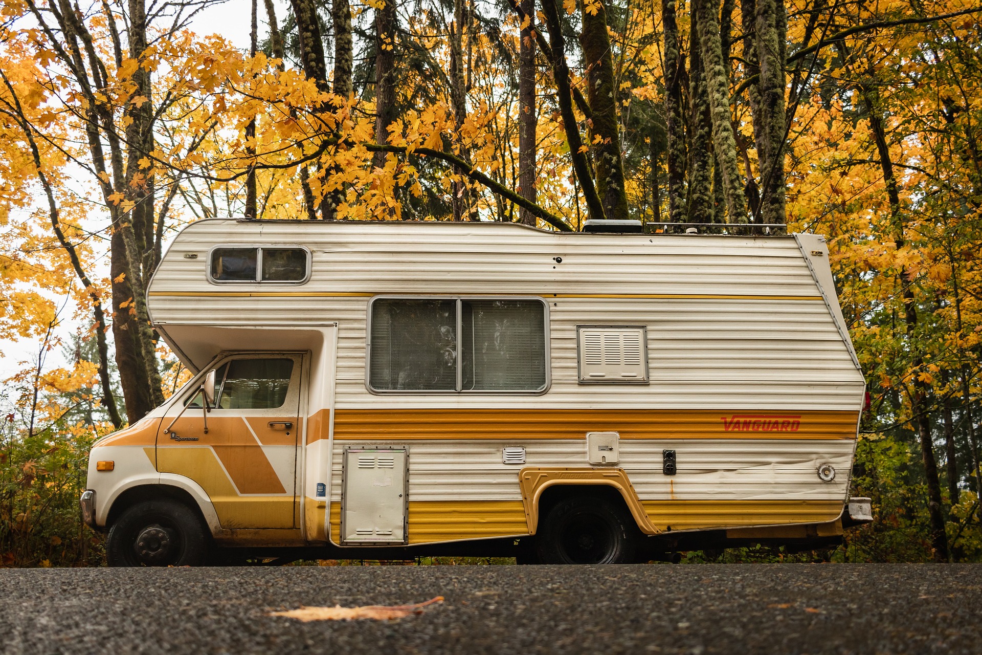 Nos packs de voyage sur mesure. Vieux camping-car au design moderne, parfait pour un road-trip stylé et une aventure unique.