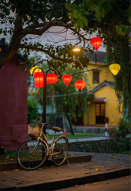 Kavanaia. Vélo stationné dans une rue décorée de lanternes colorées dans une ville asiatique