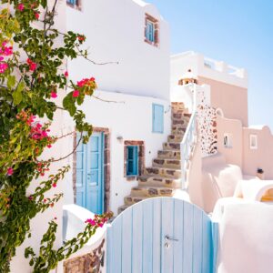 Nos packs de voyage sur mesure. Paysage de Santorin, Grèce, avec ses maisons blanches et ses eaux cristallines, idéal pour un voyage inoubliable.