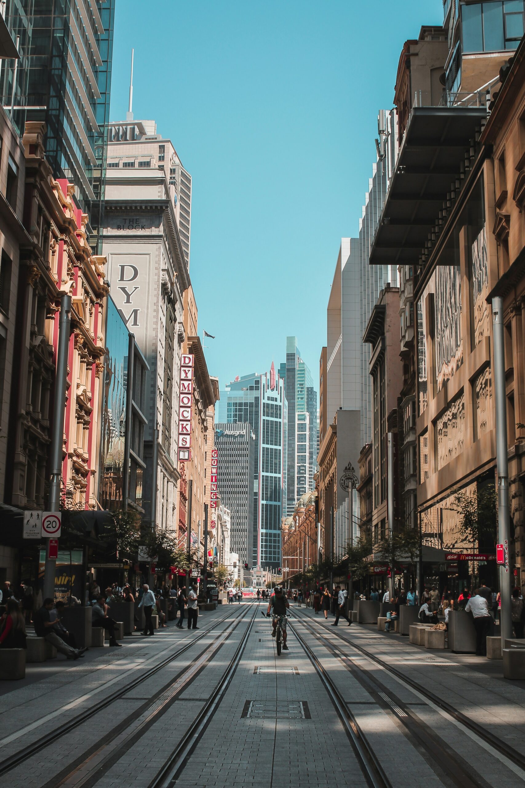 Comment ça marche ? Vue de George Street à Sydney avec bâtiments modernes, piétons et ambiance urbaine animée