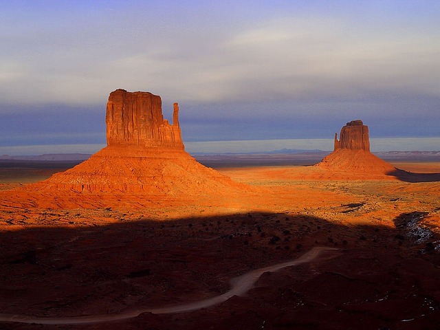 Kavanaia. Paysage désertique de l'Ouest américain avec étendues de sable, formations rocheuses et ciel dégagé