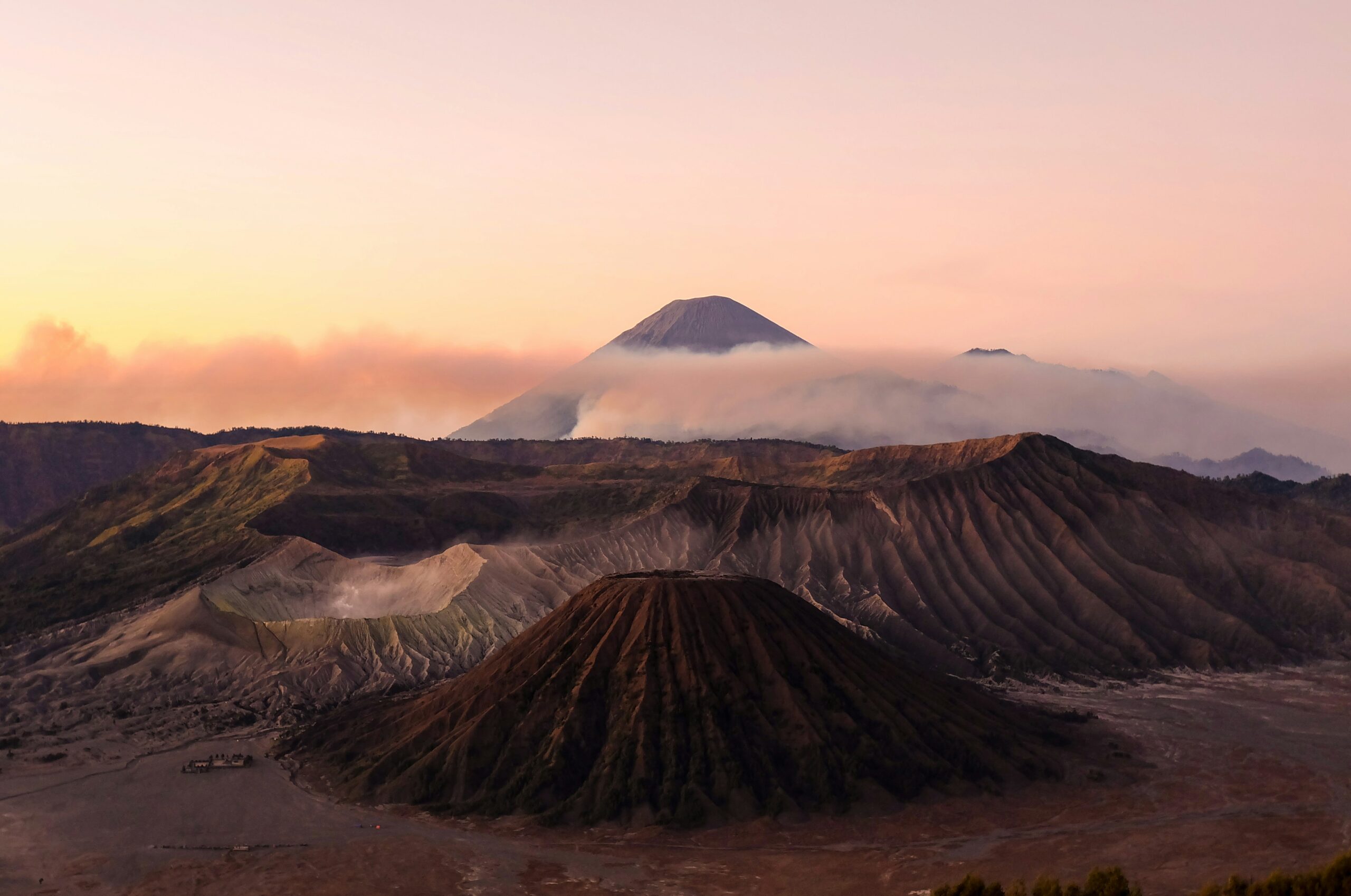 Kavanaia. Vue du volcan Bromo avec fumeroles et paysage montagneux au lever du soleil en Indonésie