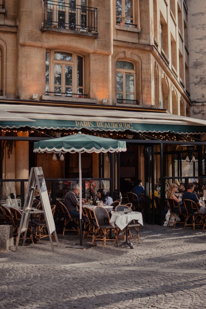 Échappée belle à Paris dans un café typiquement français. 