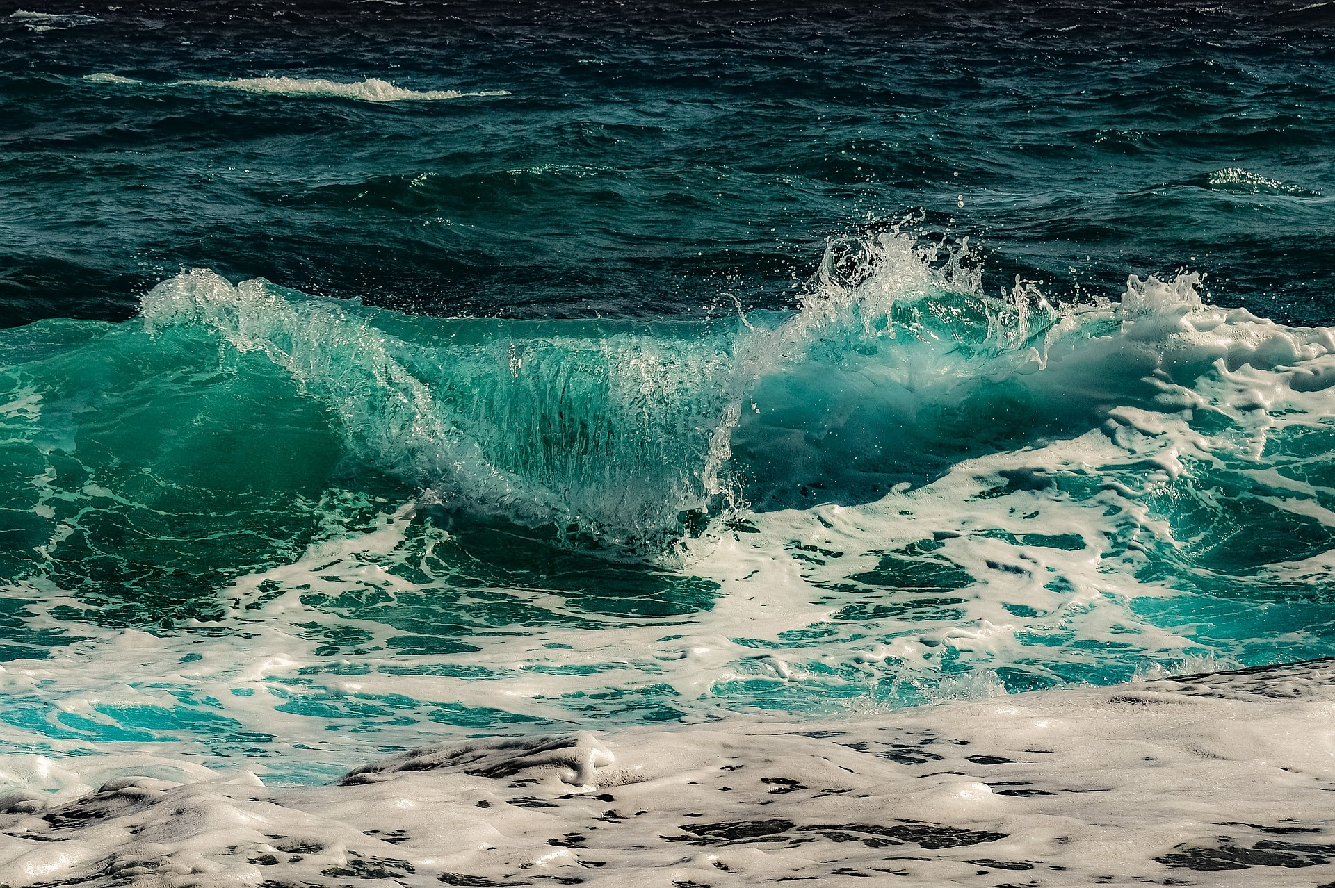 Évasion en plein océan avec les immenses vagues spectaculaires qui font la beauté et le charme de l'océan. 